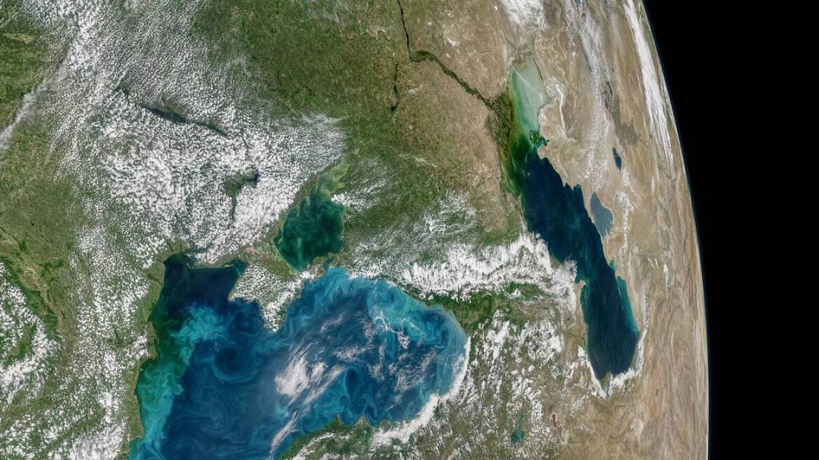 Εκπληκτική φωτό από το Διάστημα: Τιρκουάζ «ζωντανοί» στρόβιλοι στη Μαύρη Θάλασσα